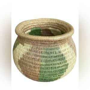 Beautiful Natural Native-Made Small Woven Basket from Panama Rainforest.  EUC.